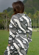 Load image into Gallery viewer, M.rah Longsleeve ~ Ginger Lei X Black
